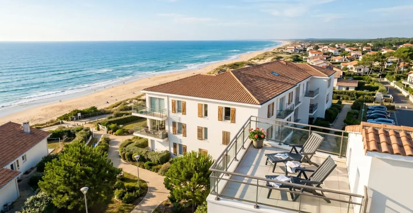 Vue aérienne d'un appartement de vacances bien entretenu au bord de l'Atlantique, symbolisant une gestion locative fluide et organisée