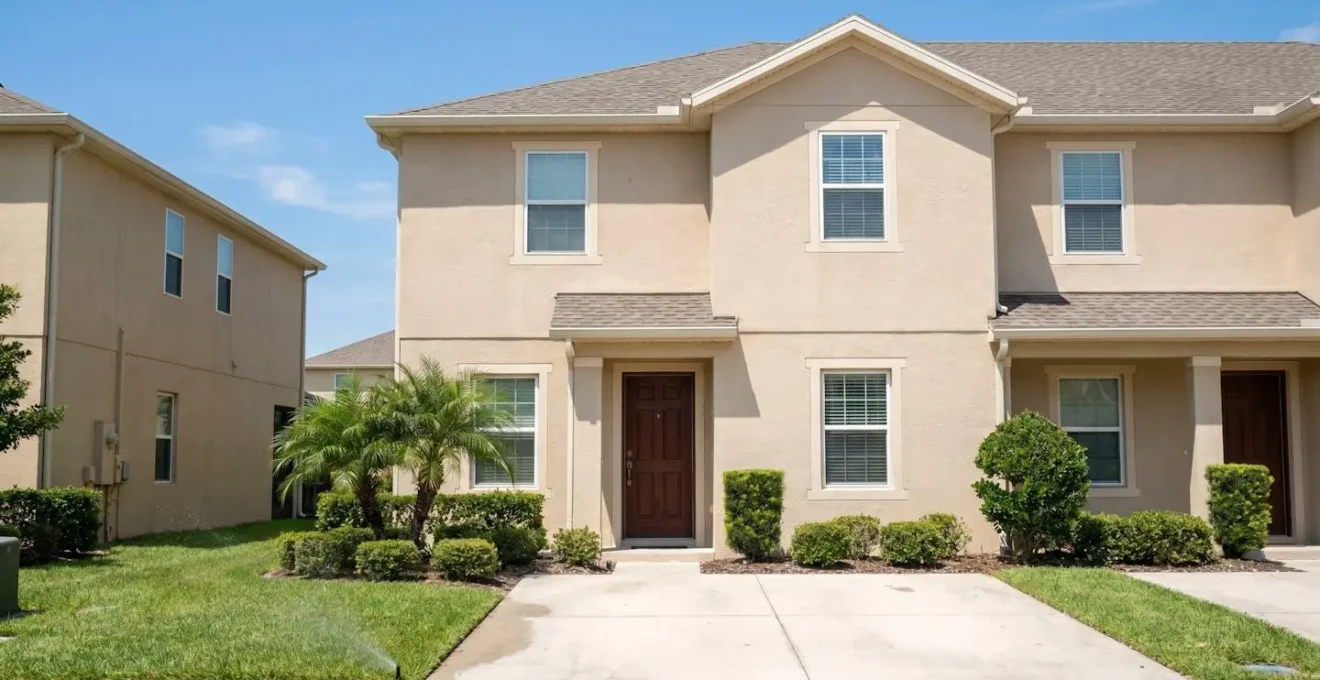 Façade d'un townhome typique de Florida centrale avec jardin et garage, représentatif du marché locatif pour investisseurs européens